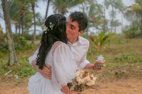 Como fotógrafo de casamento na Bahia, meu olhar busca capturar a energia e a autenticidade de cada história — e esta, sem dúvida, foi inesquecível.'