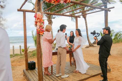 Um casamento íntimo, com família e poucos amigos, onde cada olhar e cada sorriso contaram a história de um amor verdadeiro e atemporal.'
