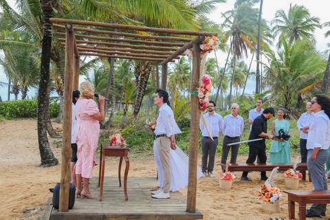 Uma cerimônia na areia, conduzida por Jane Juizadepaz, com o toque simbólico da celebração das areias — o encontro entre duas almas que agora se tornam uma.'