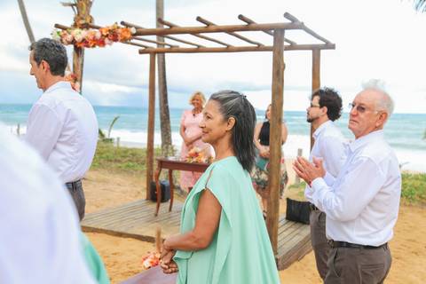 Cada detalhe deste casamento civil foi pensado para refletir a essência dos noivos — leveza, simplicidade e amor genuíno, diante do mar da Bahia.'