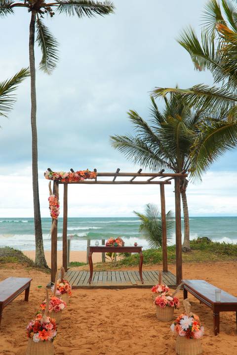 A fotografia de casamento na praia ganha nova vida neste registro cheio de emoção, luz natural e verdade, no cenário paradisíaco de Praia do Forte-Ba'