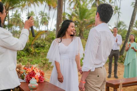 Um casamento com chuva e sol, na mesma tarde, provando que o amor é a única certeza quando o tempo decide mudar os planos.'