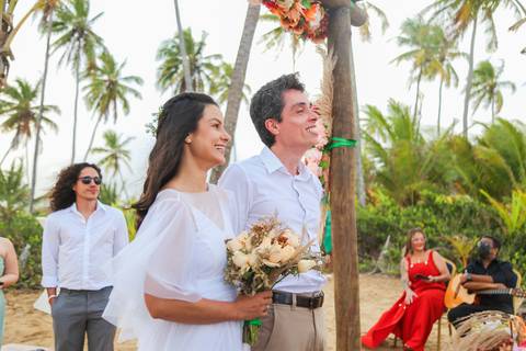 Como fotógrafo de casamentos em Praia do Forte, busco registrar não apenas imagens, mas sensações — como a emoção da chuva abençoando o final da cerimônia.'