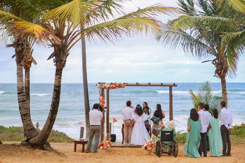 Como fotógrafo de casamentos em Praia do Forte, busco registrar não apenas imagens, mas sensações — como a emoção da chuva abençoando o final da cerimônia.'