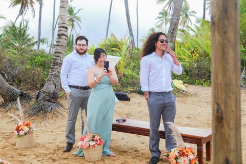 Como fotógrafo de casamentos em Praia do Forte, busco registrar não apenas imagens, mas sensações — como a emoção da chuva abençoando o final da cerimônia.'