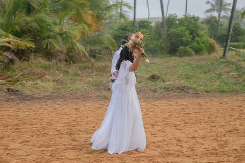 Um casamento com chuva no final, sorrisos molhados e abraços verdadeiros — a fotografia como testemunha do amor em seu estado mais puro.'