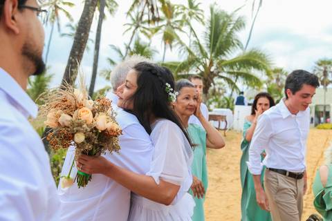 O Iberostar Praia do Forte foi o cenário perfeito para este casamento com os pés na areia, onde o vento e o som das ondas acompanharam os votos.'