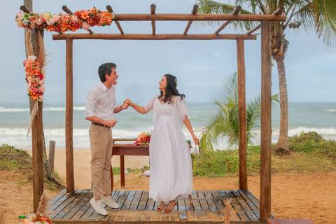 Este casamento civil em Praia do Forte foi um convite à simplicidade — um amor celebrado com o mar aos pés e o coração leve.'