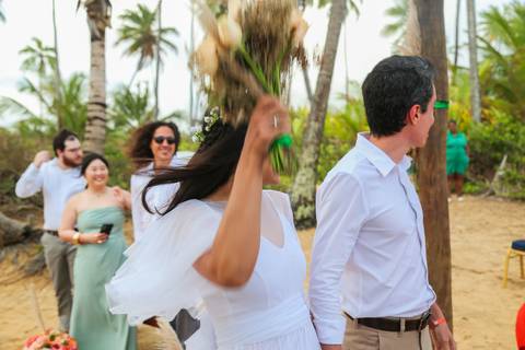 O Iberostar Praia do Forte foi o cenário perfeito para este casamento com os pés na areia, onde o vento e o som das ondas acompanharam os votos.'