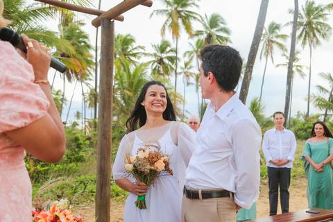 Uma cerimônia na areia, conduzida por Jane Juizadepaz, com o toque simbólico da celebração das areias — o encontro entre duas almas que agora se tornam uma.'