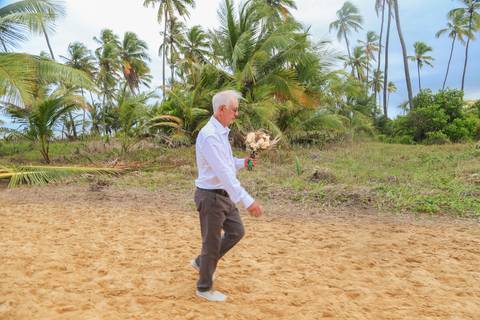 A fotografia de casamento na praia ganha nova vida neste registro cheio de emoção, luz natural e verdade, no cenário paradisíaco de Praia do Forte-Ba'