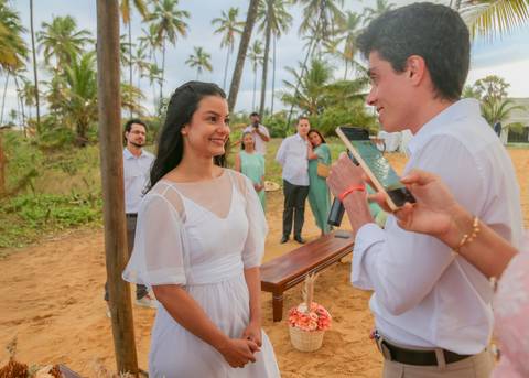 Um casamento íntimo, com família e poucos amigos, onde cada olhar e cada sorriso contaram a história de um amor verdadeiro e atemporal.'