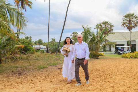 Mariana chegou conduzida pelo pai, enquanto Luiz esperava de costas — um gesto simples que transformou o início da cerimônia em pura emoção.'