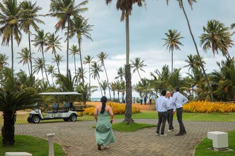 A fotografia de casamento na praia ganha nova vida neste registro cheio de emoção, luz natural e verdade, no cenário paradisíaco de Praia do Forte-Ba'