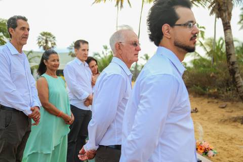 Como fotógrafo de casamentos em Praia do Forte, busco registrar não apenas imagens, mas sensações — como a emoção da chuva abençoando o final da cerimônia.'