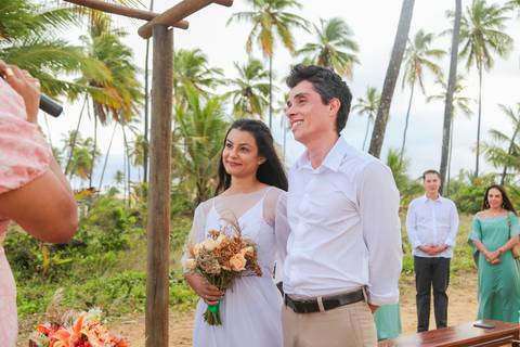 Uma cerimônia na areia, conduzida por Jane Juizadepaz, com o toque simbólico da celebração das areias — o encontro entre duas almas que agora se tornam uma.'