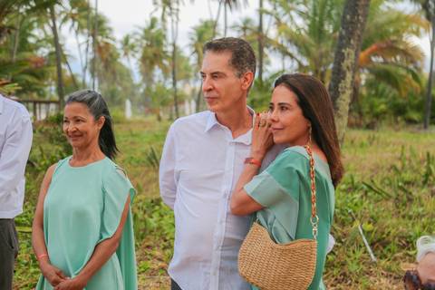 Como fotógrafo de casamentos em Praia do Forte, busco registrar não apenas imagens, mas sensações — como a emoção da chuva abençoando o final da cerimônia.'
