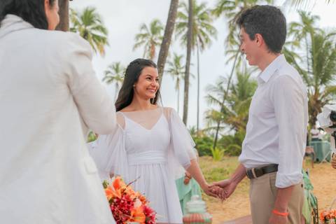 Este casamento civil em Praia do Forte foi um convite à simplicidade — um amor celebrado com o mar aos pés e o coração leve.'