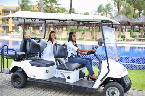 A fotografia de casamento na praia ganha nova vida neste registro cheio de emoção, luz natural e verdade, no cenário paradisíaco de Praia do Forte-Ba'