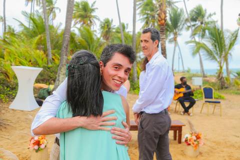 O Iberostar Praia do Forte foi o cenário perfeito para este casamento com os pés na areia, onde o vento e o som das ondas acompanharam os votos.'