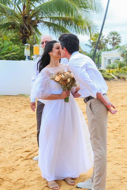 Cada detalhe deste casamento civil foi pensado para refletir a essência dos noivos — leveza, simplicidade e amor genuíno, diante do mar da Bahia.'