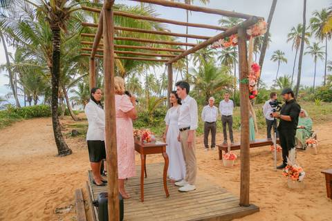 Mariana e Luiz transformaram um simples casamento civil em um momento inesquecível, repleto de emoção, natureza e poesia.'