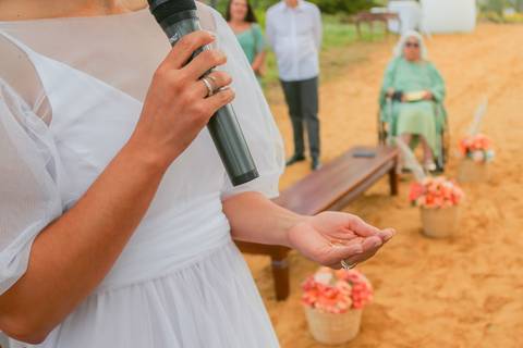 Um casamento íntimo, com família e poucos amigos, onde cada olhar e cada sorriso contaram a história de um amor verdadeiro e atemporal.'