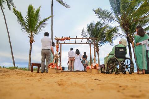Como fotógrafo de casamentos em Praia do Forte, busco registrar não apenas imagens, mas sensações — como a emoção da chuva abençoando o final da cerimônia.'