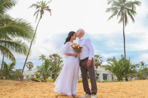 Cada detalhe deste casamento civil foi pensado para refletir a essência dos noivos — leveza, simplicidade e amor genuíno, diante do mar da Bahia.'