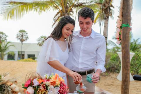 A cerimônia das areias trouxe um toque simbólico e espiritual à celebração, eternizando o momento em que duas vidas se unem em uma só.'