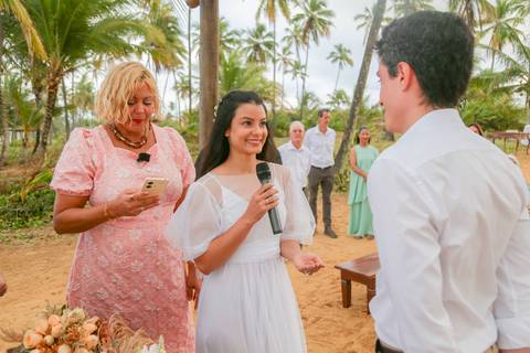 Um casamento íntimo, com família e poucos amigos, onde cada olhar e cada sorriso contaram a história de um amor verdadeiro e atemporal.'