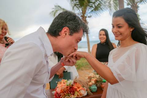 Um casamento íntimo, com família e poucos amigos, onde cada olhar e cada sorriso contaram a história de um amor verdadeiro e atemporal.'