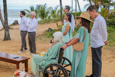Um casamento com chuva e sol, na mesma tarde, provando que o amor é a única certeza quando o tempo decide mudar os planos.'