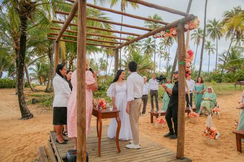 Mariana e Luiz transformaram um simples casamento civil em um momento inesquecível, repleto de emoção, natureza e poesia.'