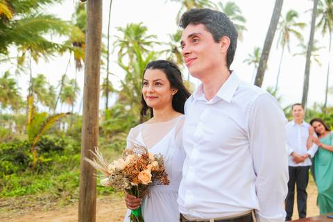 Uma cerimônia na areia, conduzida por Jane Juizadepaz, com o toque simbólico da celebração das areias — o encontro entre duas almas que agora se tornam uma.'