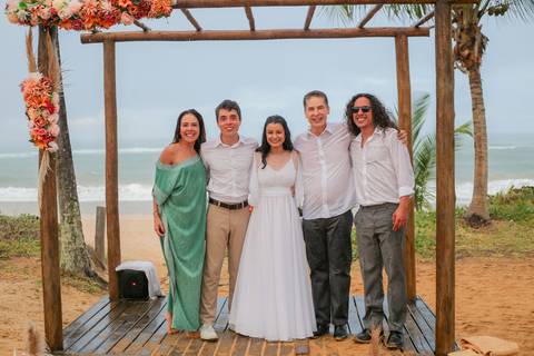 Como fotógrafo de casamento na Bahia, meu olhar busca capturar a energia e a autenticidade de cada história — e esta, sem dúvida, foi inesquecível.'