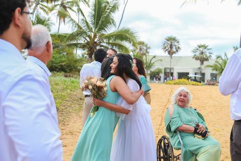O Iberostar Praia do Forte foi o cenário perfeito para este casamento com os pés na areia, onde o vento e o som das ondas acompanharam os votos.'