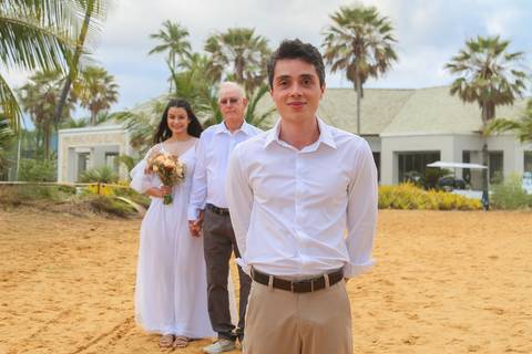 Cada detalhe deste casamento civil foi pensado para refletir a essência dos noivos — leveza, simplicidade e amor genuíno, diante do mar da Bahia.'