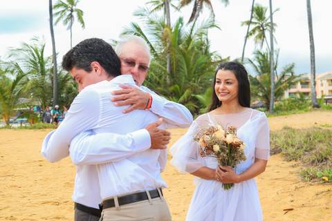 Cada detalhe deste casamento civil foi pensado para refletir a essência dos noivos — leveza, simplicidade e amor genuíno, diante do mar da Bahia.'