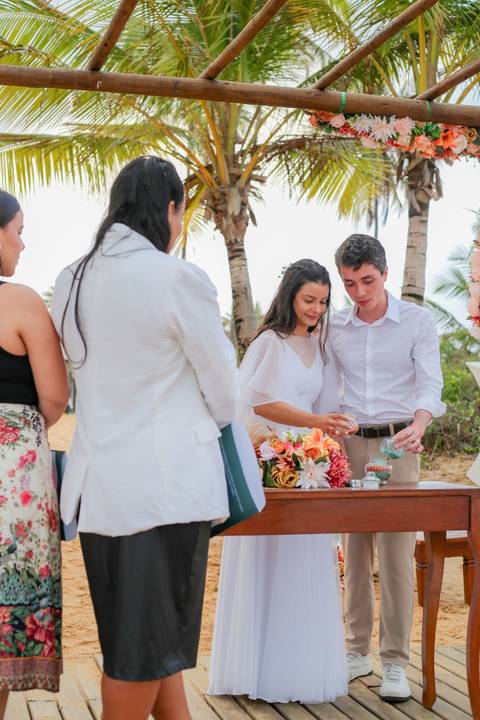 A cerimônia das areias trouxe um toque simbólico e espiritual à celebração, eternizando o momento em que duas vidas se unem em uma só.'