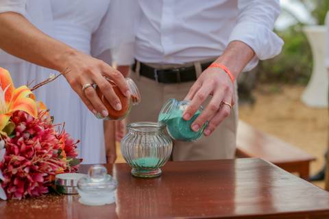 A cerimônia das areias trouxe um toque simbólico e espiritual à celebração, eternizando o momento em que duas vidas se unem em uma só.'