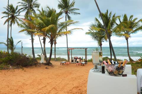 A fotografia de casamento na praia ganha nova vida neste registro cheio de emoção, luz natural e verdade, no cenário paradisíaco de Praia do Forte-Ba'