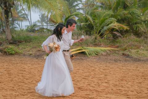 Como fotógrafo de casamento na Bahia, meu olhar busca capturar a energia e a autenticidade de cada história — e esta, sem dúvida, foi inesquecível.'