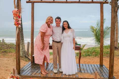 Como fotógrafo de casamento na Bahia, meu olhar busca capturar a energia e a autenticidade de cada história — e esta, sem dúvida, foi inesquecível.'