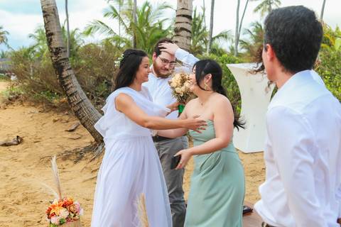 O Iberostar Praia do Forte foi o cenário perfeito para este casamento com os pés na areia, onde o vento e o som das ondas acompanharam os votos.'