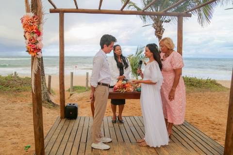 Um casamento íntimo, com família e poucos amigos, onde cada olhar e cada sorriso contaram a história de um amor verdadeiro e atemporal.'