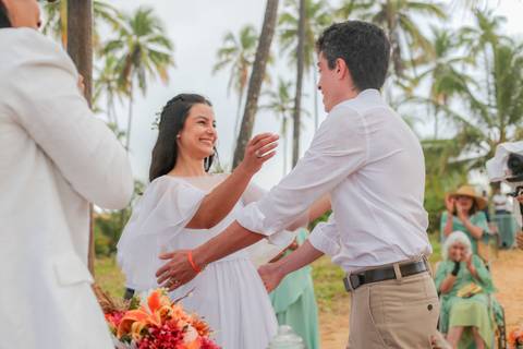 Este casamento civil em Praia do Forte foi um convite à simplicidade — um amor celebrado com o mar aos pés e o coração leve.'