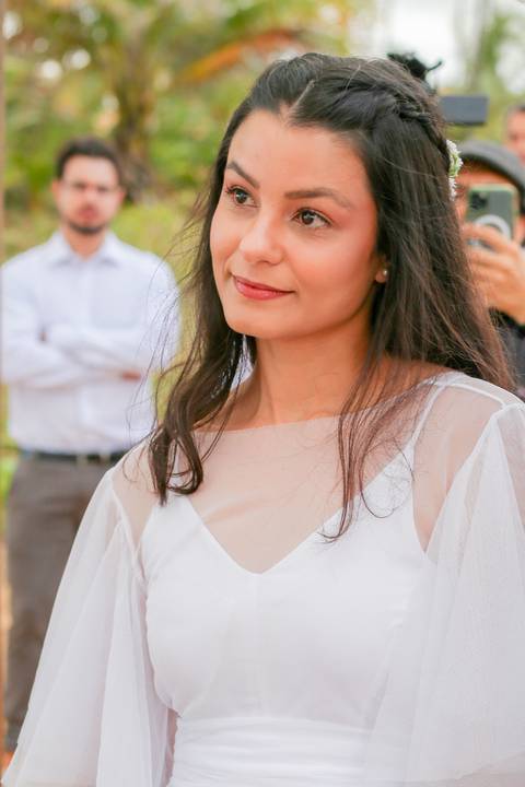 Um casamento com chuva e sol, na mesma tarde, provando que o amor é a única certeza quando o tempo decide mudar os planos.'