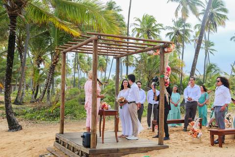Uma cerimônia na areia, conduzida por Jane Juizadepaz, com o toque simbólico da celebração das areias — o encontro entre duas almas que agora se tornam uma.'