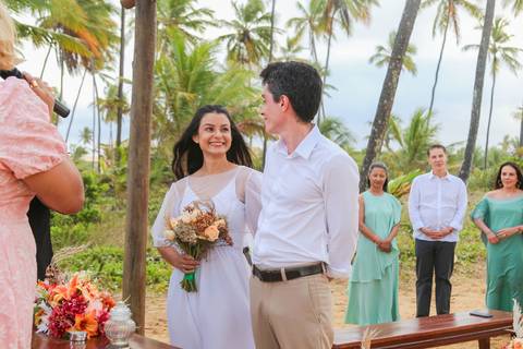 Uma cerimônia na areia, conduzida por Jane Juizadepaz, com o toque simbólico da celebração das areias — o encontro entre duas almas que agora se tornam uma.'